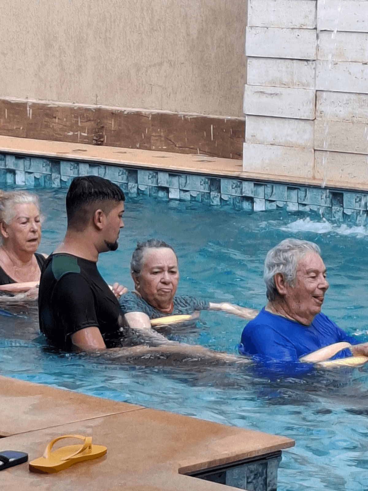 Atividade na piscina com residentes no Residencial Bem Estar