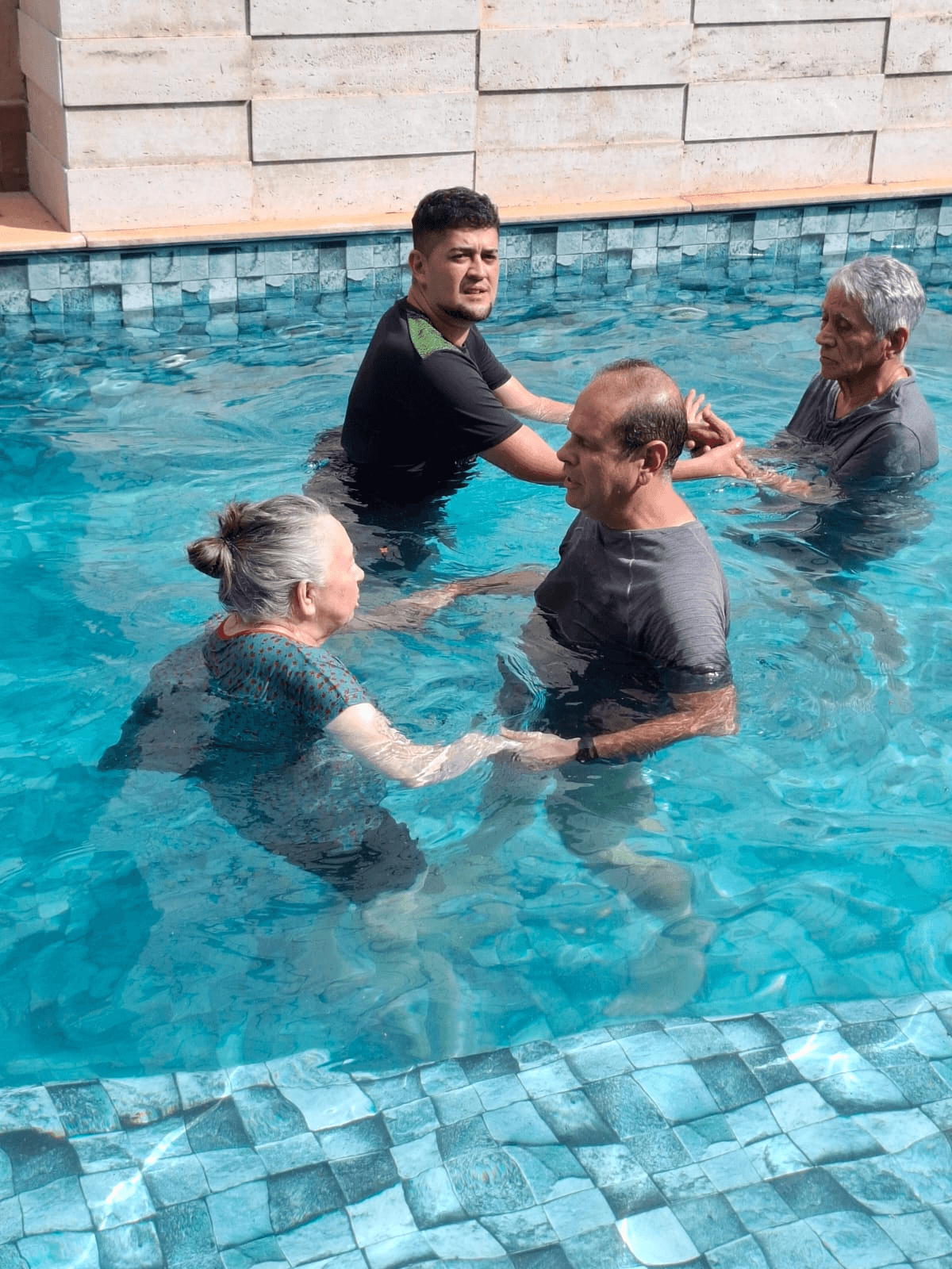Atividade na piscina com residentes e acompanhante no Residencial Bem Estar