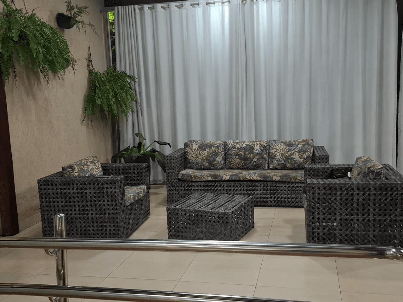 Área externa de convivência do Residencial Bem Estar com sofás e poltronas