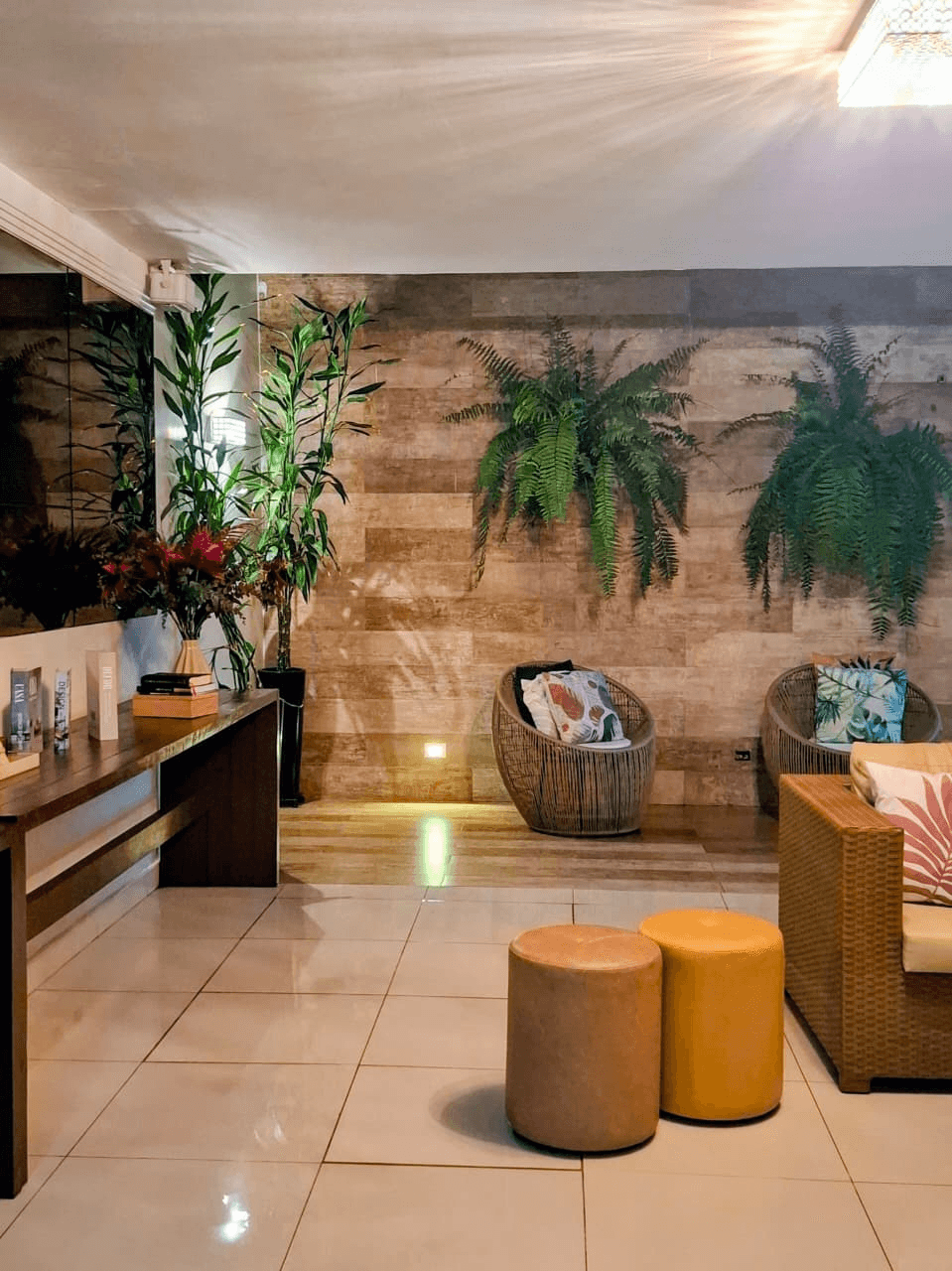 Sala de convivência com poltronas e plantas do Residencial Bem Estar