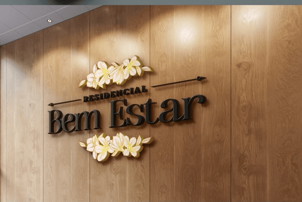 Letreiro interno do Residencial Bem Estar em parede de madeira