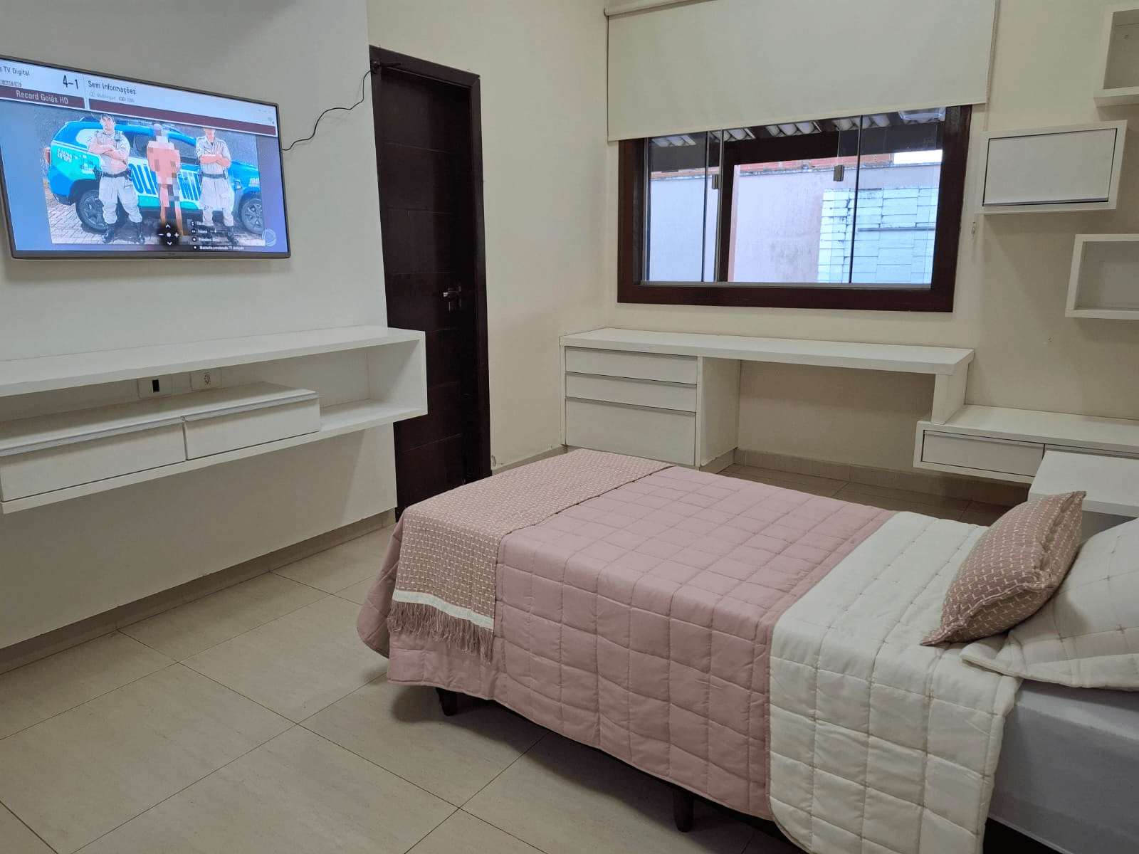 Quarto do Residencial Bem Estar com cama e televisão
