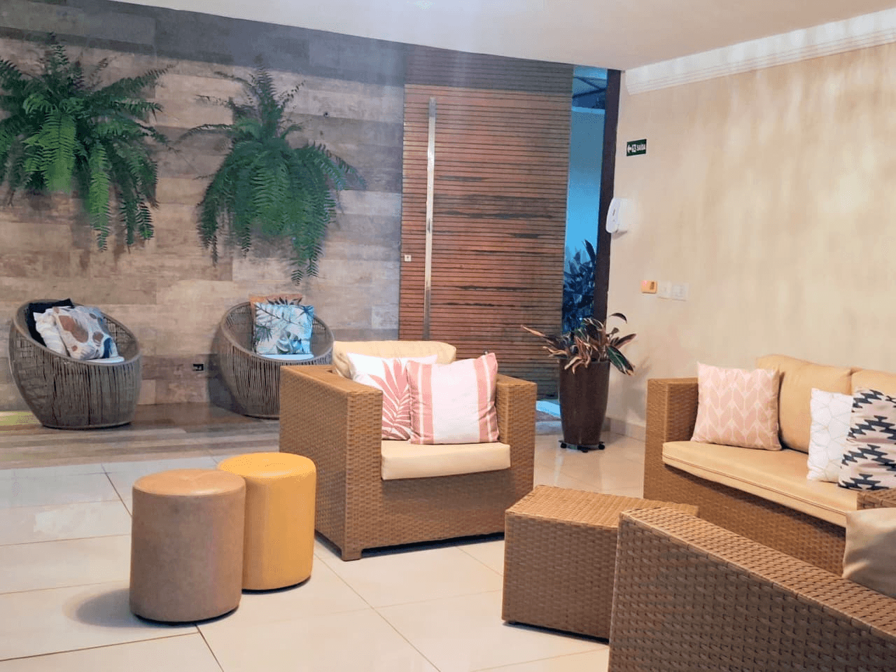 Sala de convivência do Residencial Bem Estar com poltronas e plantas