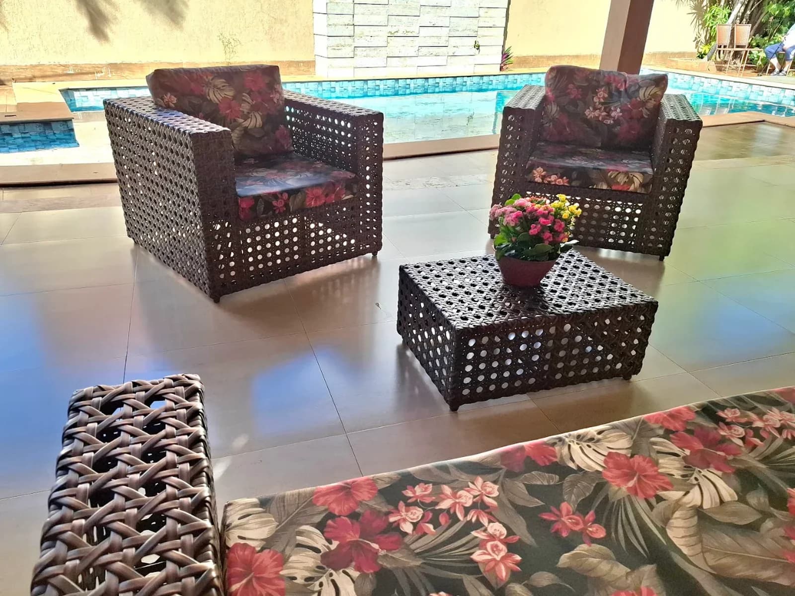 Área de convivência junto à piscina do Residencial Bem Estar