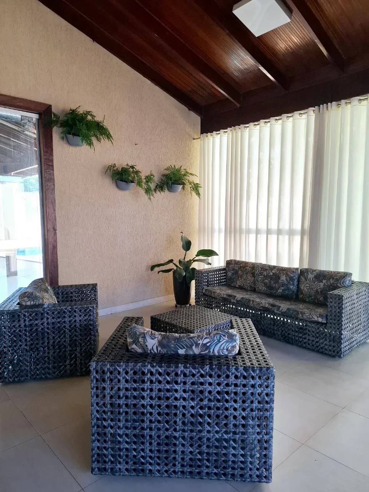 Sala de convivência com poltronas e entrada de luz natural