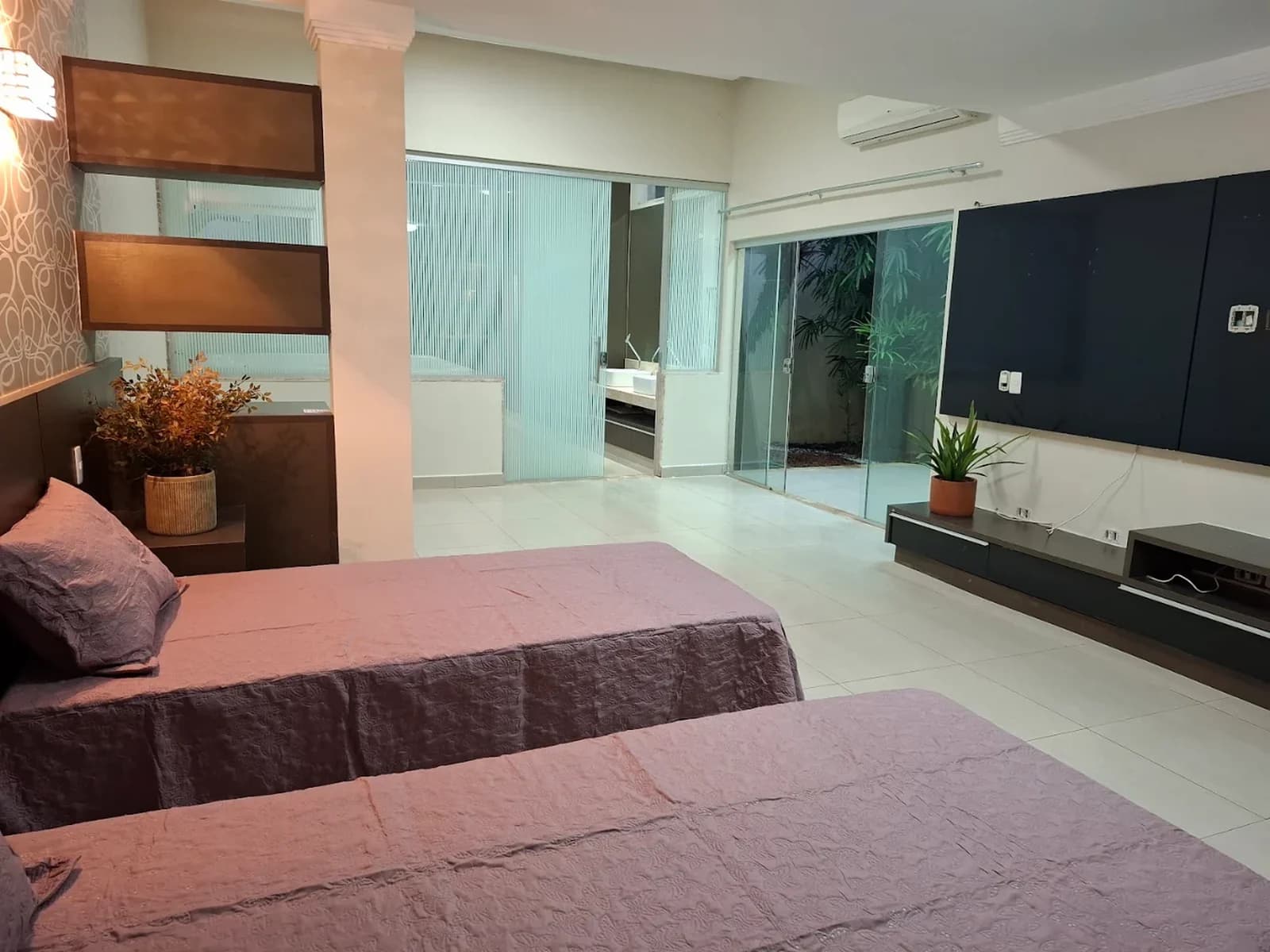 Quarto compartilhado amplo com duas camas no Residencial Bem Estar