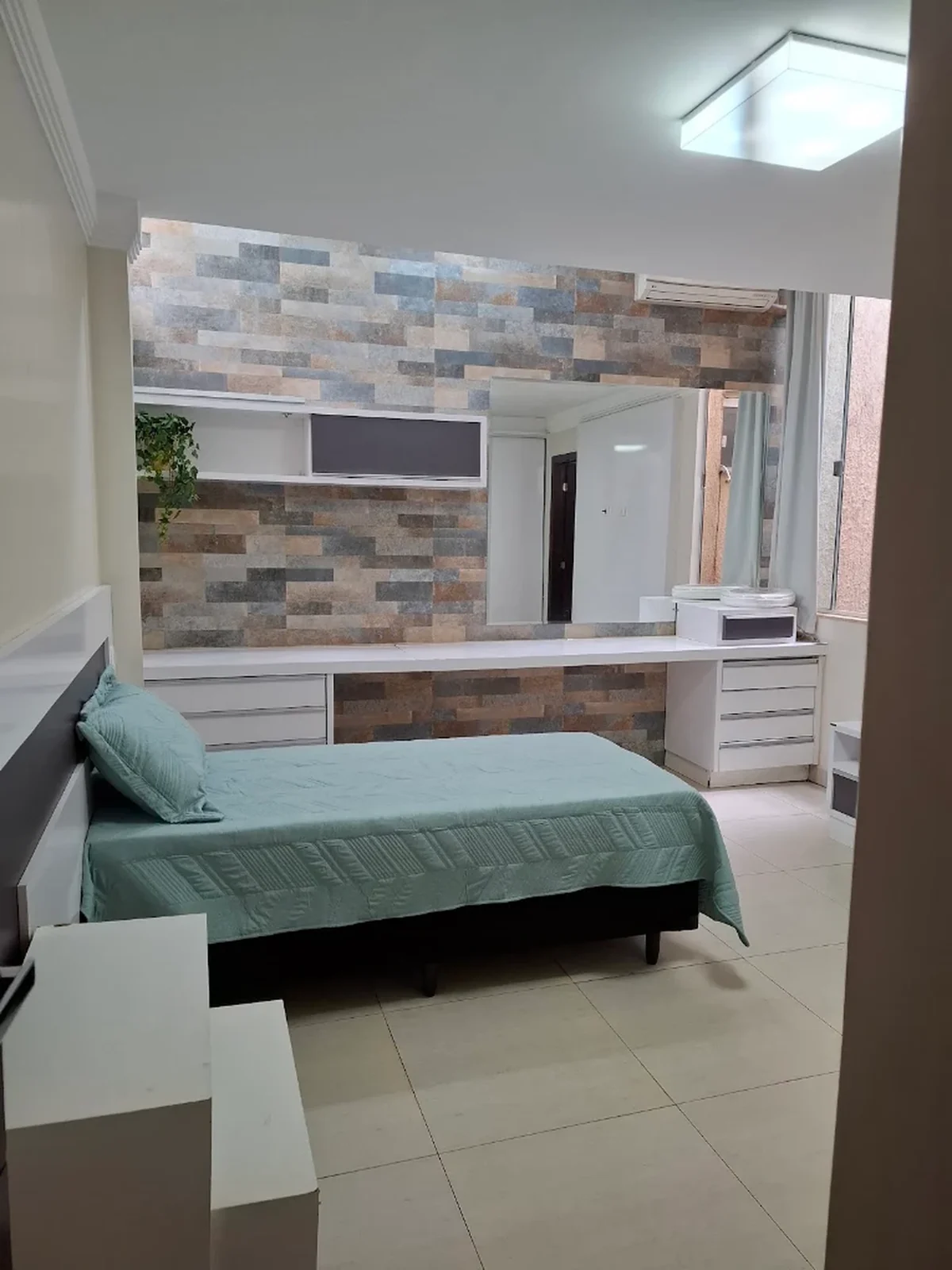 Quarto individual amplo, organizado e iluminado do Residencial Bem Estar
